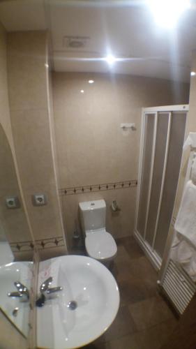 Bathroom, Hostal Venecia II in Monzon Bathroom, Hostal Venecia II in Monzon
