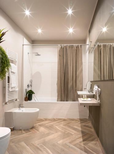 Bathroom, Bed & Breakfast LA HOME and Apartments in Moniga Bathroom, Bed & Breakfast LA HOME and Apartments in Moniga