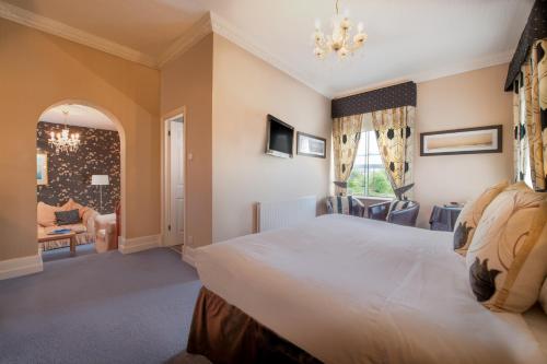 BEST WESTERN New Holmwood Hotel in Cowes West and Gurnard BEST WESTERN New Holmwood Hotel in Cowes West and Gurnard