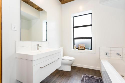 Bathroom, The Stonemason's Cottage near St Kilda and St Clair Beaches Bathroom, The Stonemason's Cottage near St Kilda and St Clair Beaches