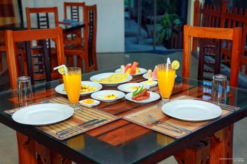 طعام و مشروبات, ليك إيدج هوليداي إن (Lake Edge Holiday Inn) in يالا طعام و مشروبات, ليك إيدج هوليداي إن (Lake Edge Holiday Inn) in يالا