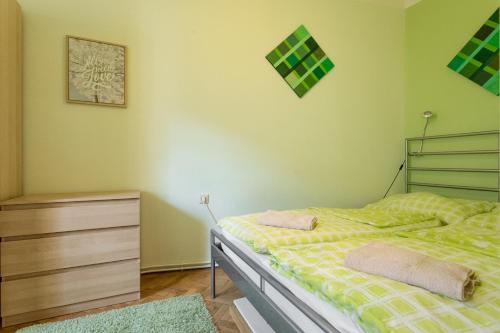 COZY and quiet flat - 12 min to center