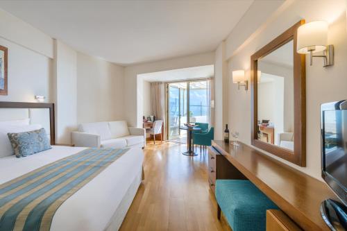 Golden Bay Beach Hotel in 필라 Golden Bay Beach Hotel in 필라