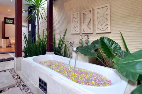 Salle de bain, Puri Mas Boutique Resorts & Spa in Senggigi Salle de bain, Puri Mas Boutique Resorts & Spa in Senggigi