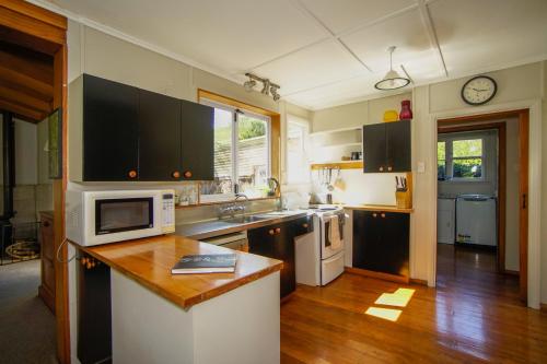 ห้องครัว, Mahaanui Cottage Farmstay in โมฮากา ห้องครัว, Mahaanui Cottage Farmstay in โมฮากา