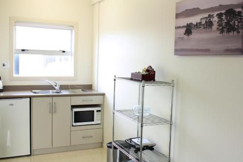 Kitchen, Hawera Central Motor Lodge in Mount Taranaki Kitchen, Hawera Central Motor Lodge in Mount Taranaki