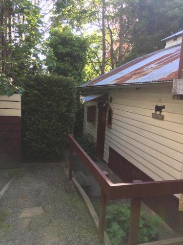 Entrance, Stone's Throw Cottage Bed and Breakfast in Ferntree Gully Entrance, Stone's Throw Cottage Bed and Breakfast in Ferntree Gully