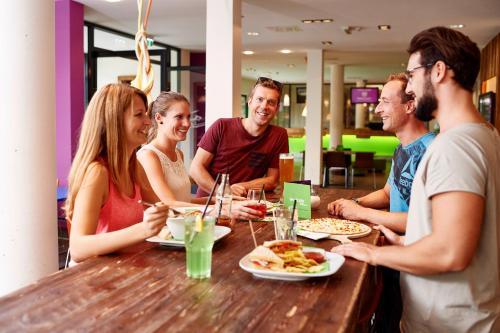 Паб, Explorer Hotel Kitzbuhel in Санкт-Йоганн Паб, Explorer Hotel Kitzbuhel in Санкт-Йоганн