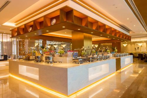 Restaurant, Ramada Plaza by Wyndham Fuxian Lake in Yuxi Restaurant, Ramada Plaza by Wyndham Fuxian Lake in Yuxi