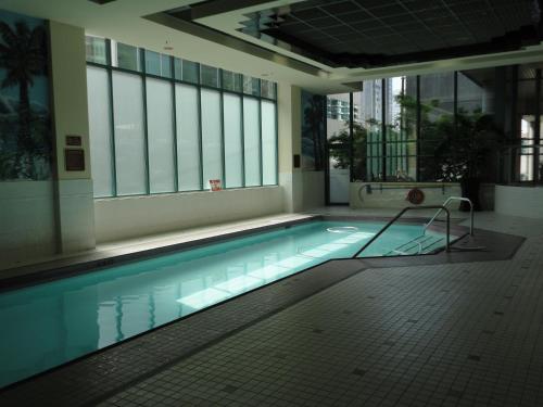 Swimming pool, Rosedale on Robson Suite Hotel in Vancouver (BC) Swimming pool, Rosedale on Robson Suite Hotel in Vancouver (BC)