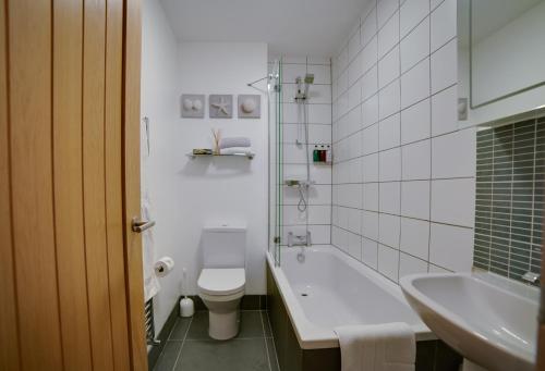 Bathroom, CS Serviced Apartments in Ulverston Bathroom, CS Serviced Apartments in Ulverston