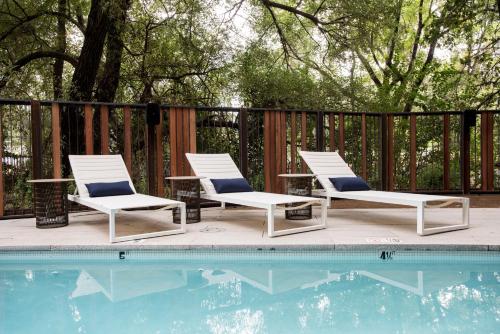 Swimming pool, Harmon Guest House in Healdsburg (CA) Swimming pool, Harmon Guest House in Healdsburg (CA)