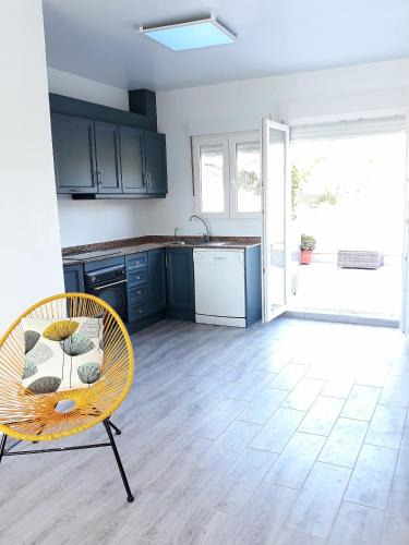 кухня, Fabulous detached large villa 5 bedrooms 3 bathrooms backing onto Villamartin Golf Course in Торревьеха кухня, Fabulous detached large villa 5 bedrooms 3 bathrooms backing onto Villamartin Golf Course in Торревьеха