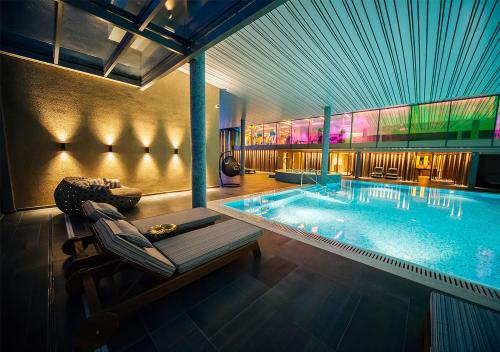 Kolam renang, Maestral Resort & Casino in Budva Kolam renang, Maestral Resort & Casino in Budva