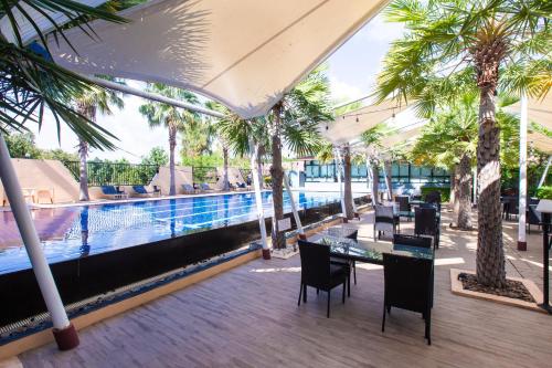 Swimming pool, Ray Hotel in Buri Ram City Center Swimming pool, Ray Hotel in Buri Ram City Center