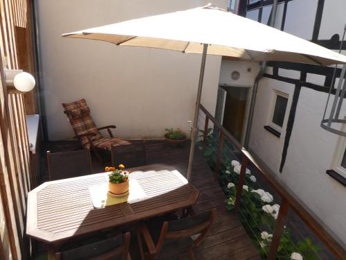 Erkély/terasz, Ferienwohnung Janus Altstadt-Hameln Haus 2 inklusive Parkplatz - mit und ohne Terrasse oder Loggia in Hameln Erkély/terasz, Ferienwohnung Janus Altstadt-Hameln Haus 2 inklusive Parkplatz - mit und ohne Terrasse oder Loggia in Hameln