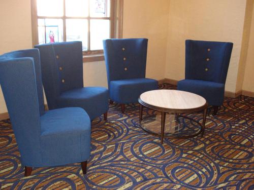Lobby, The Chateau Bloomington Hotel and Conference Center in Bloomington (IL) Lobby, The Chateau Bloomington Hotel and Conference Center in Bloomington (IL)