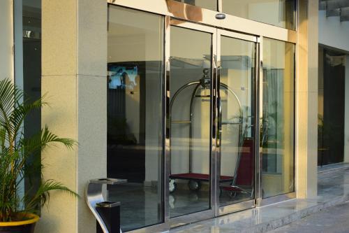 入口, 蒙蒂高尔夫套房酒店 (Monty Suites & Golf) in 乌约 入口, 蒙蒂高尔夫套房酒店 (Monty Suites & Golf) in 乌约