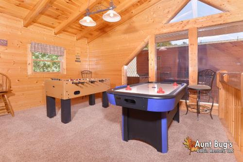 在meiguo.com看到的Whispering Creek #302 - Three Bedroom Cabin的介绍图片