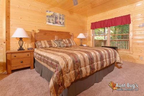 在meiguo.com看到的Whispering Creek #302 - Three Bedroom Cabin的介绍图片