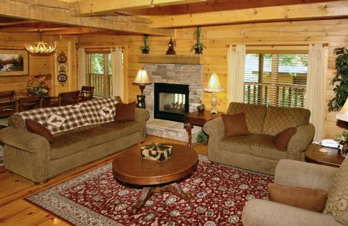 在meiguo.com看到的Trout House #350 - Three Bedroom Cabin的介绍图片