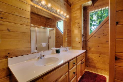 在meiguo.com看到的Beary Blessed #292 - Two Bedroom Cabin的介绍图片