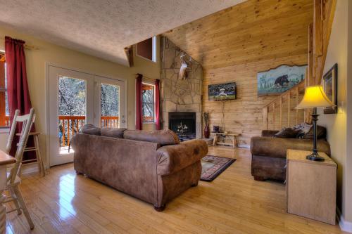 在meiguo.com看到的Bear Run Getaway #1136 - Three Bedroom Cabin的介绍图片