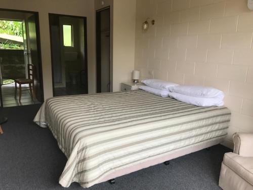 King Studio - Pls Note Non Refurbished