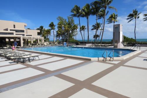 Swimming pool, NEWLY REMODELED - Key Colony apartment in Key Biscayne (FL) Swimming pool, NEWLY REMODELED - Key Colony apartment in Key Biscayne (FL)