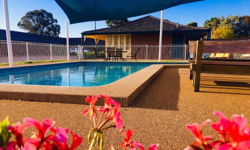 Swimming pool, Bushmans Motor Inn in Parkes Swimming pool, Bushmans Motor Inn in Parkes
