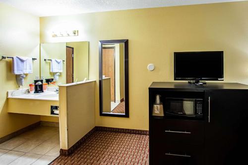 Rodeway Inn & Suites Monticello - main image