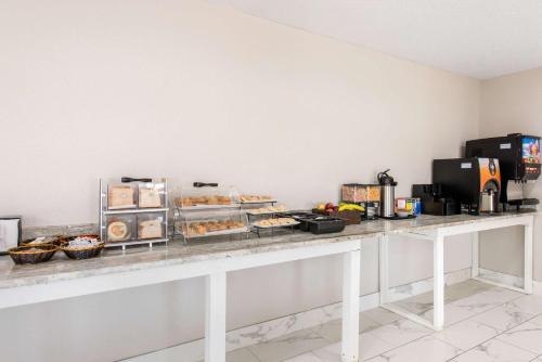 Food and beverages, Clarion Inn & Suites Kissimmee-Lake Buena Vista South in Orlando (FL) Food and beverages, Clarion Inn & Suites Kissimmee-Lake Buena Vista South in Orlando (FL)