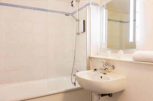 ห้องน้ำ, Comfort Hotel Lens - Noyelles Godault in โนแยลล์ โกโดลท์ ห้องน้ำ, Comfort Hotel Lens - Noyelles Godault in โนแยลล์ โกโดลท์