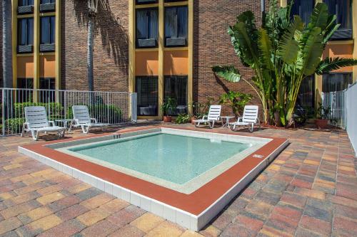 Swimming pool, Comfort Inn & Suites Kissimmee by the Parks in Disney - Maingate West Swimming pool, Comfort Inn & Suites Kissimmee by the Parks in Disney - Maingate West
