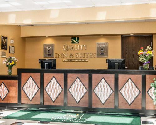Vestíbulo, Quality Inn & Suites in Mattoon Vestíbulo, Quality Inn & Suites in Mattoon