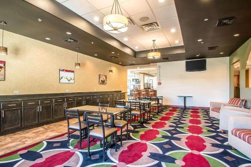 Facilities, Clarion Inn Elmhurst - Oak Brook near I-88, I-290, I-294 in Elmhurst Facilities, Clarion Inn Elmhurst - Oak Brook near I-88, I-290, I-294 in Elmhurst