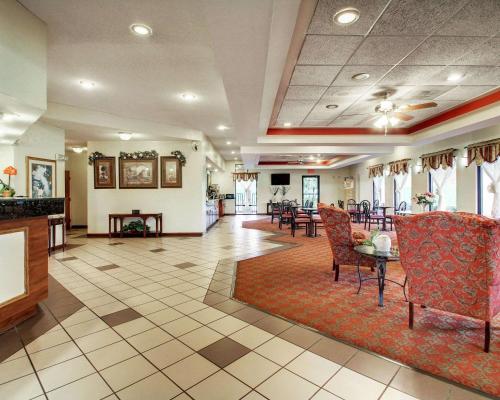 Előcsarnok, Quality Inn & Suites Clinton - Jackson West in Clinton (Mississippi) Előcsarnok, Quality Inn & Suites Clinton - Jackson West in Clinton (Mississippi)