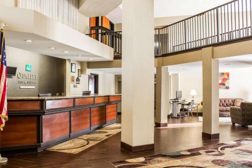 Előcsarnok, Quality Inn & Suites in Wilson (Észak-Karolina) Előcsarnok, Quality Inn & Suites in Wilson (Észak-Karolina)