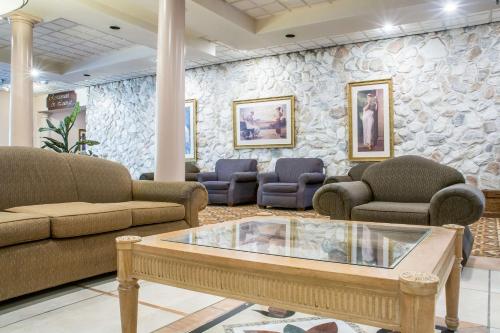 Quality Inn & Suites Palm Island Indoor Waterpark in Batavia