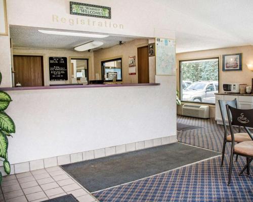 Előcsarnok, Rodeway Inn in Findlay Előcsarnok, Rodeway Inn in Findlay