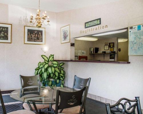 Előcsarnok, Rodeway Inn in Findlay Előcsarnok, Rodeway Inn in Findlay