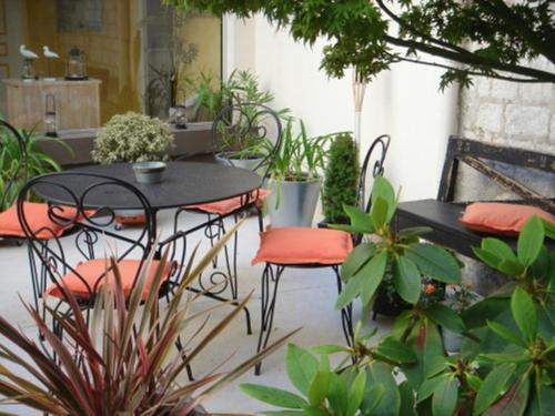 شرفة/ تراس, Cit'Hotel des Messageries in Saintes شرفة/ تراس, Cit'Hotel des Messageries in Saintes