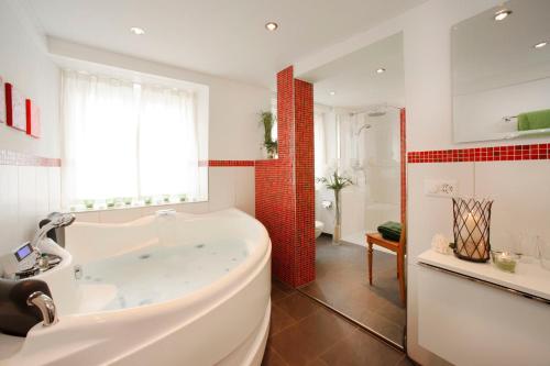 Bathroom, Hotel Landgasthof Hirschen in Ramsen Bathroom, Hotel Landgasthof Hirschen in Ramsen