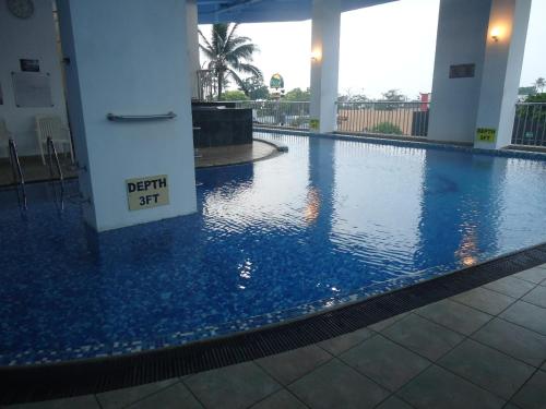 Swimming pool, Global Towers Hotel & Apartments in Colombo Wellawatte beach Swimming pool, Global Towers Hotel & Apartments in Colombo Wellawatte beach