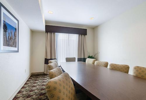Tárgyalóterem/bálterem, Quality Suites Springdale West I-49 in Springdale (AR) Tárgyalóterem/bálterem, Quality Suites Springdale West I-49 in Springdale (AR)