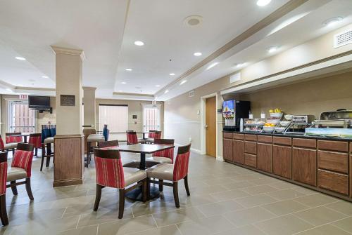 Ételek és italok, Quality Suites Springdale West I-49 in Springdale (AR) Ételek és italok, Quality Suites Springdale West I-49 in Springdale (AR)
