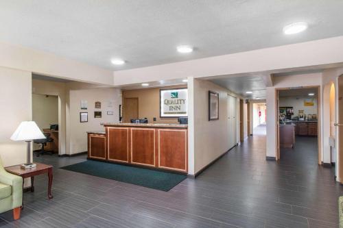 大堂, 新月市紅木海岸品質套房酒店 (Quality Inn & Suites Crescent City Redwood Coast) in 新月市 (CA) 大堂, 新月市紅木海岸品質套房酒店 (Quality Inn & Suites Crescent City Redwood Coast) in 新月市 (CA)
