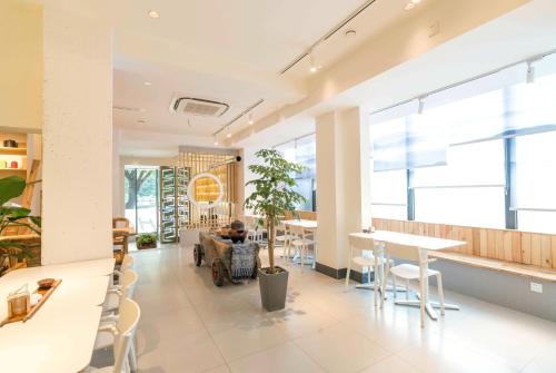مدخل, Zen Tea House Elephant Trunk Hill Park船舍茶椐象山店 in Guilin Railway Station مدخل, Zen Tea House Elephant Trunk Hill Park船舍茶椐象山店 in Guilin Railway Station