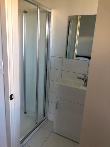 Bathroom, Waitaki Lakes Apartments - Otematata in Otematata Bathroom, Waitaki Lakes Apartments - Otematata in Otematata