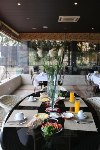 Comida y bebida, Holiday Suites Hotel & Beach Resort in Jounieh City Center Comida y bebida, Holiday Suites Hotel & Beach Resort in Jounieh City Center